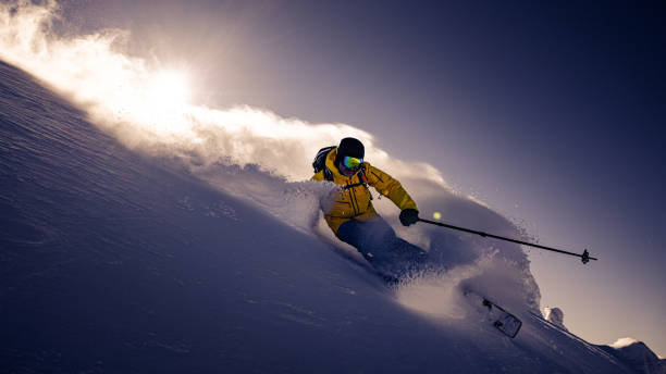 ski poudrière - skiing sports helmet powder snow ski goggles photos et images de collection