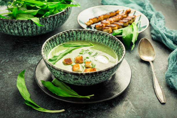 bär lauchsuppe oder ramsonsuppe mit crouton, saurer sahne und putenspieß - ramson stock-fotos und bilder