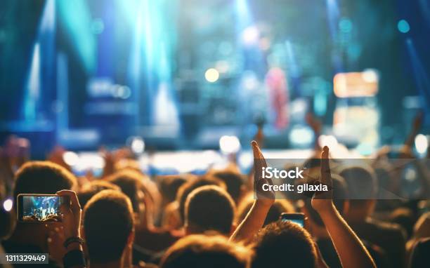 Un Grande Gruppo Di Persone Ad Una Festa Di Concerti - Fotografie stock e altre immagini di Ambientazione esterna