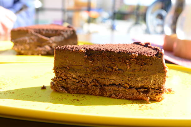 黄色い皿のチョコレートチーズケーキ - chocolate cheesecake ストックフォトと画像