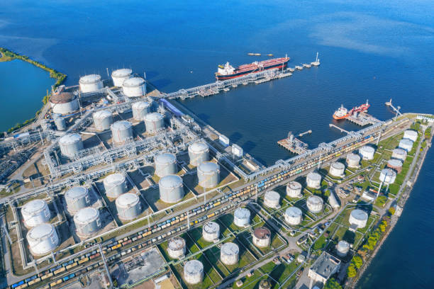 terminal petrolera con muelle y vista aérea de un barco amarrado - buque tanque petrolero fotografías e imágenes de stock