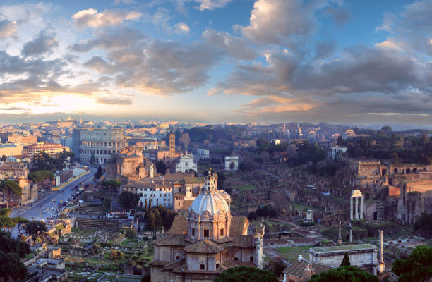 ruínas do fórum romano. vista noturna da cidade de roma do topo ii vittoriano. as pessoas estão irreconhecíveis. - rome cityscape aerial view city - fotografias e filmes do acervo