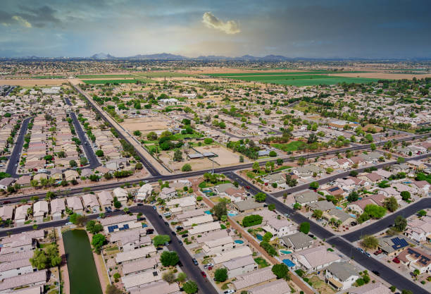 vue donnant sur la petite ville déserte une ville d’avondale des montagnes escarpées près de la capitale d’état phoenix arizona - phoenix arizona city road photos et images de collection