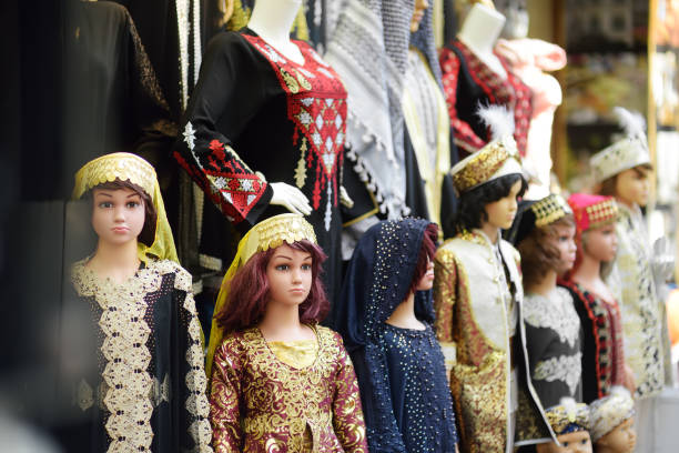 Maniquíes Vestidos Con Ropa Nacional Se Muestran Frente A Una Tienda En Estambul Turquía Foto de stock y más banco de imágenes de Anticuado - iStock Maniquíes Vestidos Con Ropa Nacional Se Muestran Frente A Una Tienda En Estambul Turquía Foto de stock y más banco de imágenes de Anticuado - iStock