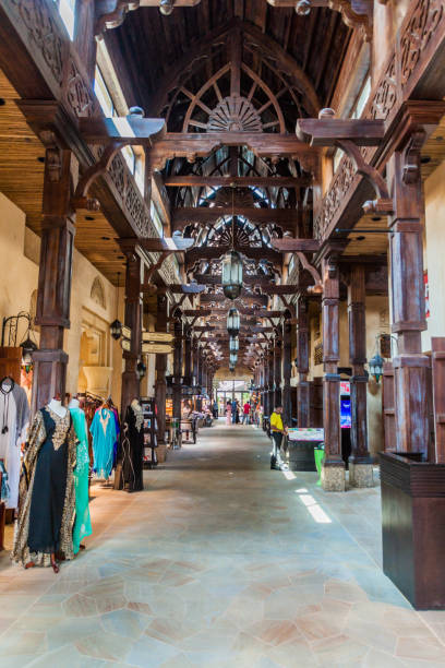 interior de madinat jumeirah souq en dubái, emirat árabe unido - madinat jumeirah hotel fotografías e imágenes de stock