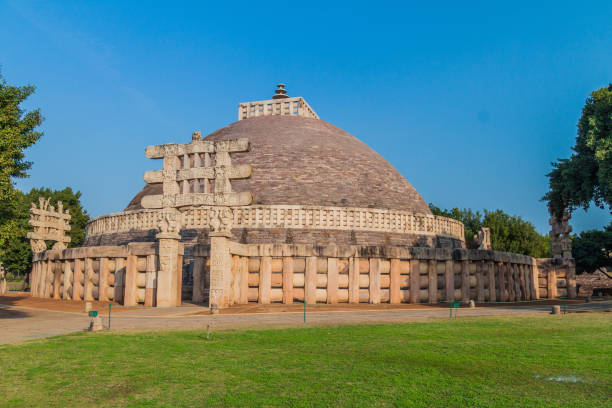 grand stupa, monument bouddhiste antique à sanchi, madhya pradesh, ind - stupa photos et images de collection