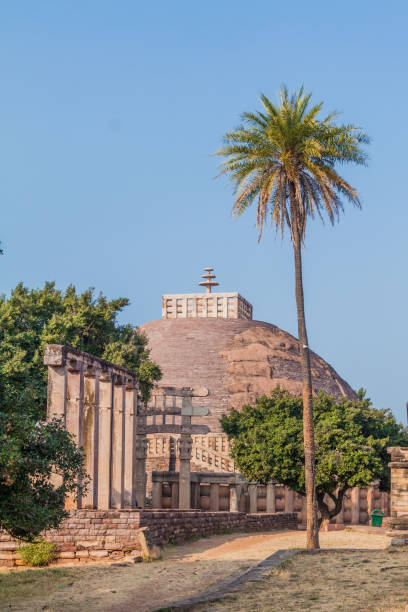 stupa 1 atrás do templo 18, antigos monumentos budistas em sanchi, madhya pradesh, ind - bhopal - fotografias e filmes do acervo