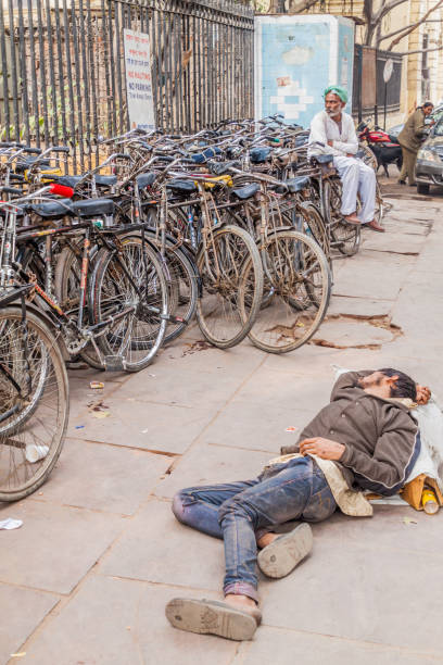 델의 거리에서 자고 있는 남자 - clothing india delhi tired 뉴스 사진 이미지