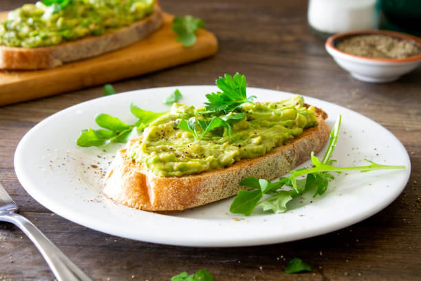 avocado toast with arugula - guacamole food bar vegan food imagens e fotografias de stock