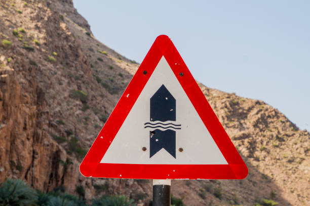 ford aviso em uma estrada através de wadi tiwi, om - tiwi - fotografias e filmes do acervo