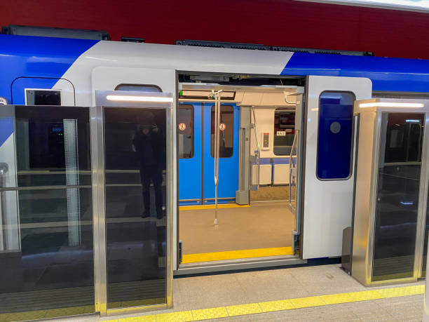 sistema automático de plataforma de porta em uma nova estação de metrô moderna. sistema de segurança do metrô vidro belas portas abertas sincronizadamente com as portas do vagão de trem que chega - editorial safety in a row industry - fotografias e filmes do acervo