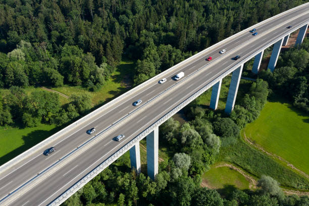 車の交通、空中写真と高速道路橋 ストックフォト