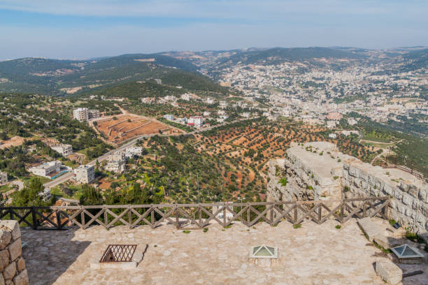 vue aérienne de la ville d’ajloun du château de rabad, jorda - ajlun photos et images de collection