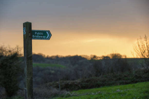 cartel de la brida pública de madera para dar indicaciones en el campo - bridle path fotografías e imágenes de stock