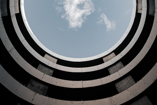 Arquitectura moderna espiral hormigón entrada aparcamiento urbano garaje photo