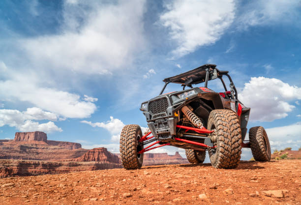 polaris rzr atv en chicken corner 4wd trail cerca de moab - off road vehicle quadbike desert dirt road fotografías e imágenes de stock