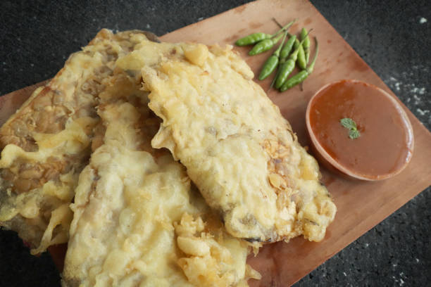 Gorengan tempe, Indonesian fried tempe snack, served with sambal or chili sauce and chilli pepper Gorengan tempe, Indonesian fried tempe snack, served with sambal or chili sauce and chilli pepper, served on wooden plate gorengan stock pictures, royalty-free photos & images