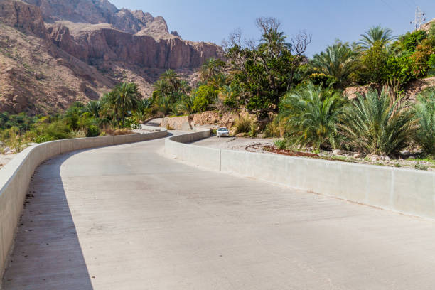 straße in wadi tiwi tal, om - tiwi stock-fotos und bilder