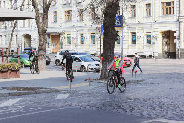 w mieście blokady. rowerzyści i nieliczni piesi chodzą pustymi ulicami - unmasked zdjęcia i obrazy z banku zdjęć