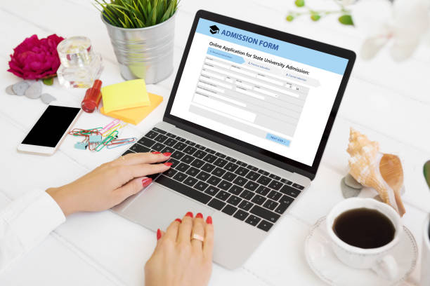 pessoa que envia formulário de admissão no computador portátil - registo no computador - fotografias e filmes do acervo