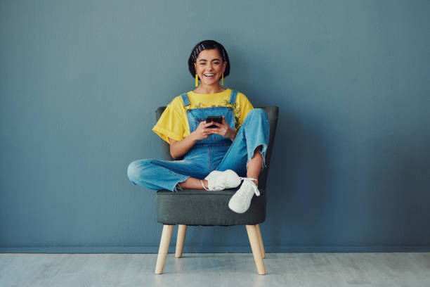 szerzyłem szczęście poprzez moje memy - young women youth culture women smiling zdjęcia i obrazy z banku zdjęć