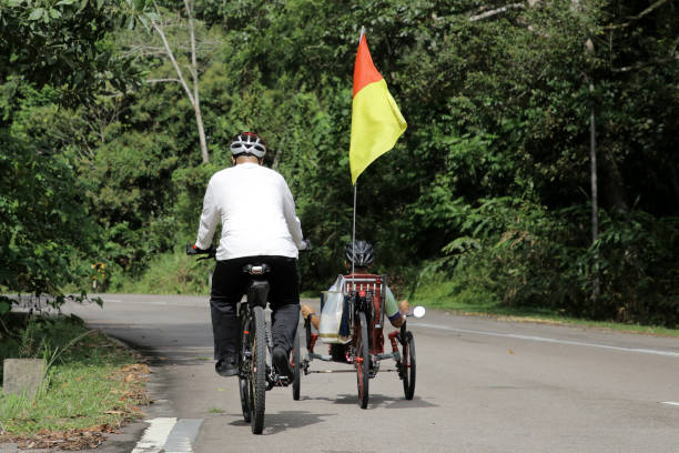 freizeitaktivitäten - liegefahrrad stock-fotos und bilder