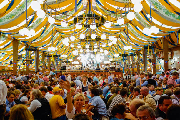 oktoberfest bierfest in münchen - oktoberfest stock-fotos und bilder