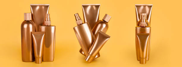 Golden bottles, cosmetic products on marble background. Luxury beauty style. Gold cosmetic containers. Mockup bottles, cosmetics branding, hair or body care concept. Copy space, empty place for text botellas doradas, productos cosméticos sobre fondo de mármol. estilo de belleza de lujo. envases cosméticos de oro. botellas de maqueta, marca cosmética, concepto de cuidado del cabello o del cuerpo. copiar espacio, lugar vacío para texto.