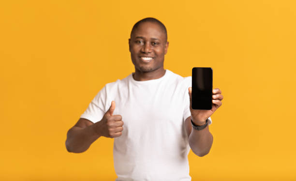 istock Blogger recommends website, mobile app, good service and rating 1311410450