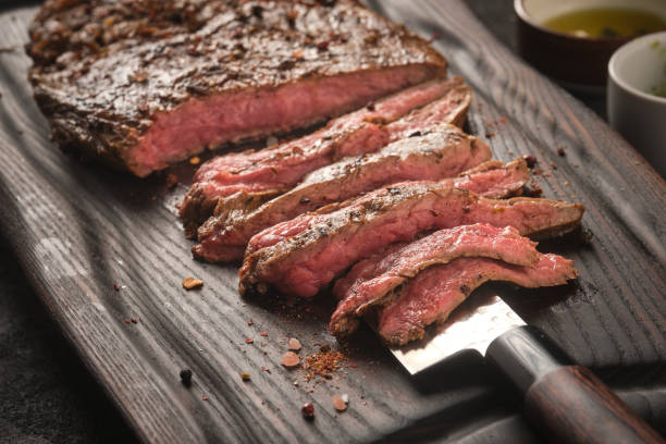 바베큐 드라이 숙성 와규 측면 스테이크 슬라이스 - steak close up grilled skirt steak 뉴스 사진 이미지