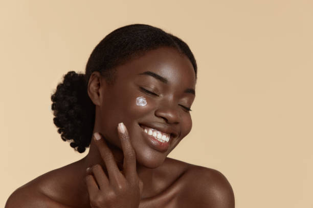 black girl with cosmetic cream on face - women tan perfection naked imagens e fotografias de stock