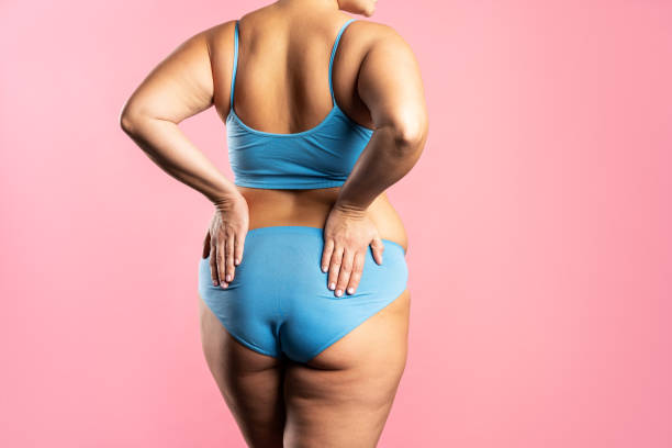 överviktig kvinna med feta höfter och skinkor, fetma kvinnlig kropp på rosa bakgrund - kvinna stor rumpa bildbanksfoton och bilder