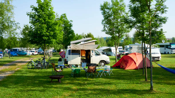 camping ttrend caravana camper sholiday en la naturaleza - camping fotografías e imágenes de stock