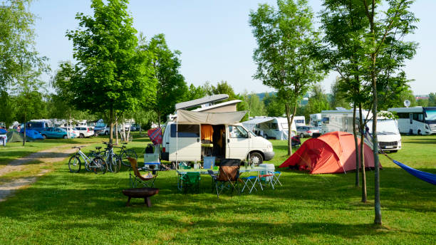 camping ttrend caravane camping-car en vacances dans la nature - camping photos et images de collection