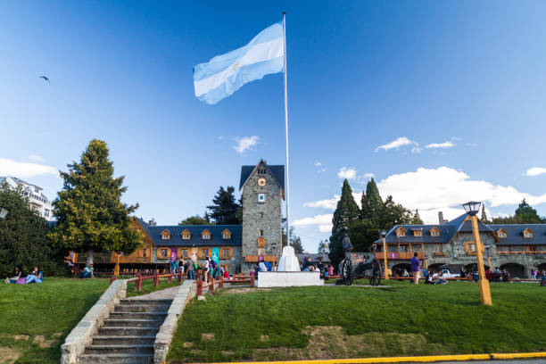 san carlos de bariloche, argentina - 18 marzo 2015: centro civico su una piazza principale a bariloche, argentina. - bariloche foto e immagini stock