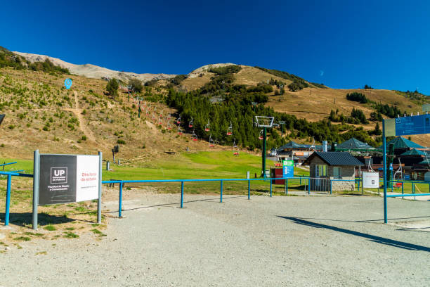 vista de la estación de esquí más grande de argentina llamada cerro catedral. - bariloche argentina summer landscapes fotografías e imágenes de stock