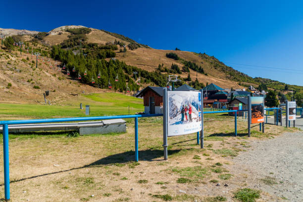 vista de la estación de esquí más grande de argentina llamada cerro catedral. - bariloche argentina summer landscapes fotografías e imágenes de stock