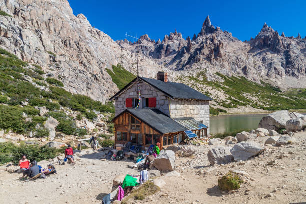 vista de una cabaña de montaña refugio frey cerca de bariloche, argentina - argentina bariloche people hiking fotografías e imágenes de stock