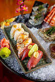 nahaufnahme-auf-nigiri-mit-ingwer-und-wasabi-in-servierschale-voller-eis.jpg?b=1&s=170x170&k=20&c=66VyizWEymm3ycCNOoKxnSckWeEwljGTk3E97EHJCww=