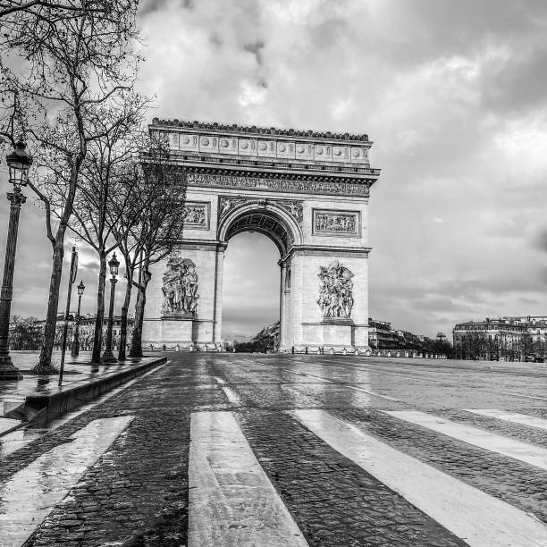 paris, arc de triomphe during a cloudy day - paris square architecture travel destinations urban scene imagens e fotografias de stock
