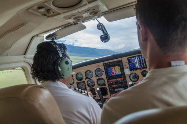 пилот небольшого самолета cessna 210 centurion направляется в деревню канайма, венесуэла - small airport cessna airplane стоковые фото и изображения