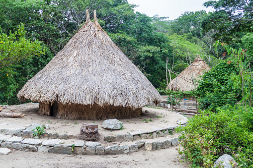 Casas rústicas tradicionales de indígenas kogi en el Parque Nacional Tayrona, Colombia photo