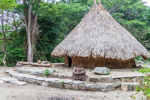 Casa rústica tradicional de indígenas Kogi en el Parque Nacional Tayrona, Colombia photo