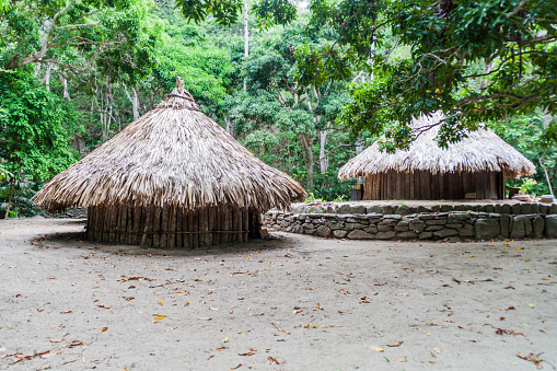 Casas rústicas tradicionales de indígenas kogi en el Parque Nacional Tayrona, Colombia photo