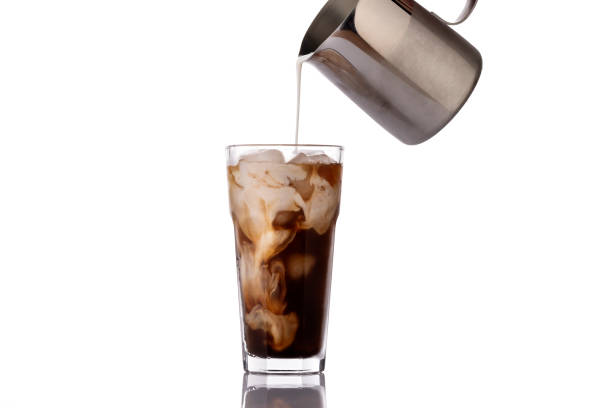wylewanie mleka do mrożonej kawy. białe tło - cappuccino swirl coffee cafe zdjęcia i obrazy z banku zdjęć