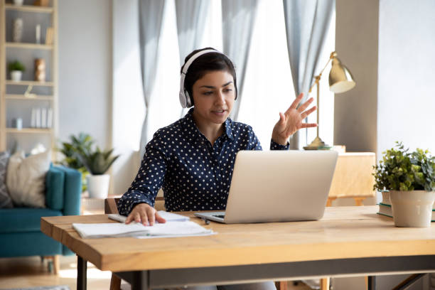 estudiante indio usa auriculares para usar e-learning portátil de forma remota mediante videollamada - teletrabajo fotografías e imágenes de stock