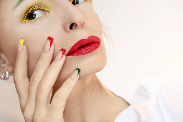 bunte make-up und maniküre. - lipstick russian ethnicity fashion model fashion stock-fotos und bilder
