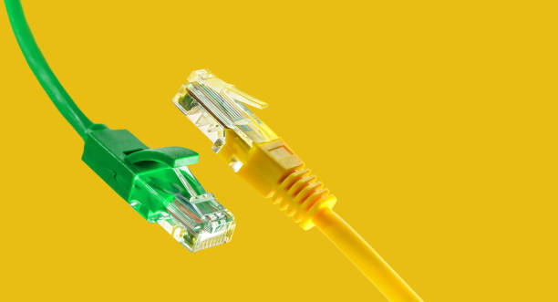 cavi ethernet con spina rj45 su sfondo giallo - network connection plug rj45 cable bandwidth foto e immagini stock