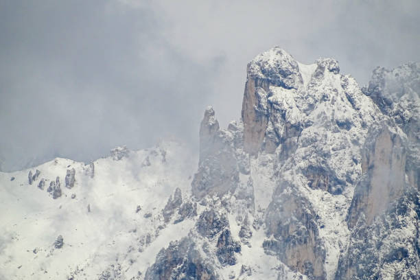THE ROSALBA REFUGE IS LOCATED NEXT TO THE CECILIA TOWER AND THE CINQUANTENAIRE TOWER, TWO OF THE DIFFERENT ROCK FORMATIONS THAT CHARACTERIZE THE SOUTHERN GRIGNA. THE ROSALBA REFUGE IS ONE OF THE MOST POPULAR DESTINATIONS OF THE GRIGNE GROUP