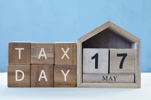 concepto del día de los impuestos con calendario de madera 17 de mayo y cubo - calendar tax april day fotografías e imágenes de stock